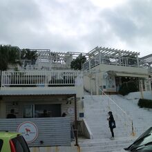 斜面に立つテナント