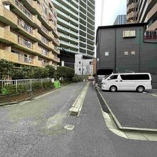 ホテルの前の路地。行き止まりではなく、繁華街に一発です。