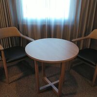 ダイニングテーブルもあって便利です