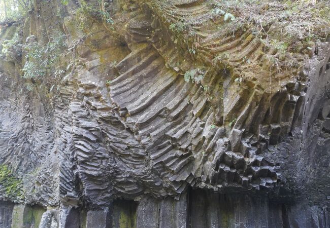 阿蘇の溶岩流で出来た柱状節理の岩肌