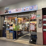 細長い店でおにぎり購入