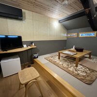 2階の居間は窓が小さく隠れ家的な雰囲気。