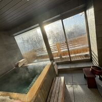 部屋温泉はガラス張りなので冬でも寒くありません。