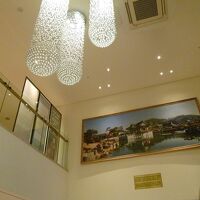 ロビー　絵画などが飾られている