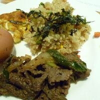 ブッフェ式朝食　ゆで玉子　プルコギ（手前）が美味しい