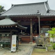 橿原神宮から近鉄線を挟んで南側。こちらは歴史あるお寺です