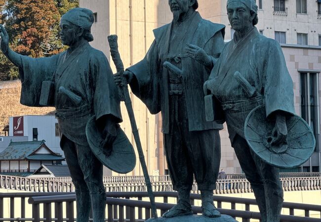 水戸駅前に水戸黄門像があります。