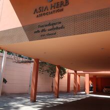 外観　道路沿いでわかりやすい