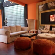 バブリー、アジアのちょっと高級なマッサージ店の雰囲気