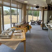 15～18時までフリーで食べ飲みできるラウンジ。