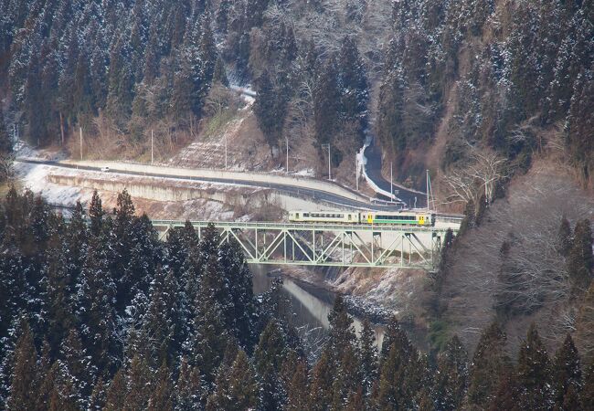 第一只見川橋梁と違って列車はかなりの速度で走り抜けます。