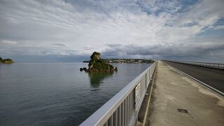 島まで一直線で海を突っ切る橋からの景色が最高。