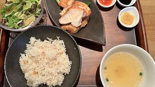 落ち着いた雰囲気のシンガポール料理