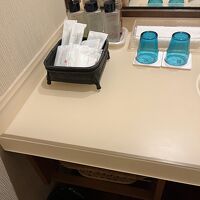 部屋のバスルームのアメニティ