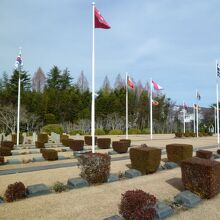 国連軍の墓地　朝鮮戦争に参加した国の国旗がはためいています
