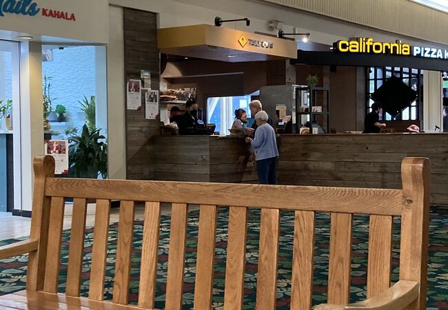 カリフォルニア・ピザ・キッチン (カハラ・モール店)