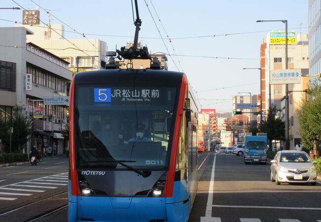 道後温泉から松山城へ行くには、伊予鉄市内線の「警察署前」停留場が便利です