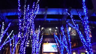 未来的空間で綺麗なイルミネーションでした