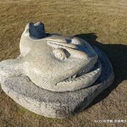 芝生広場には魚介類の石像が散在し、どれもユーモラスな表情で楽しめました