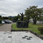 萩市中央公園内に建っています。