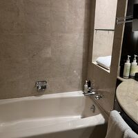 バスタブ付きのきれいなバスルーム