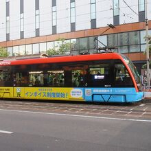 新型車両やレトロな車両も走っています