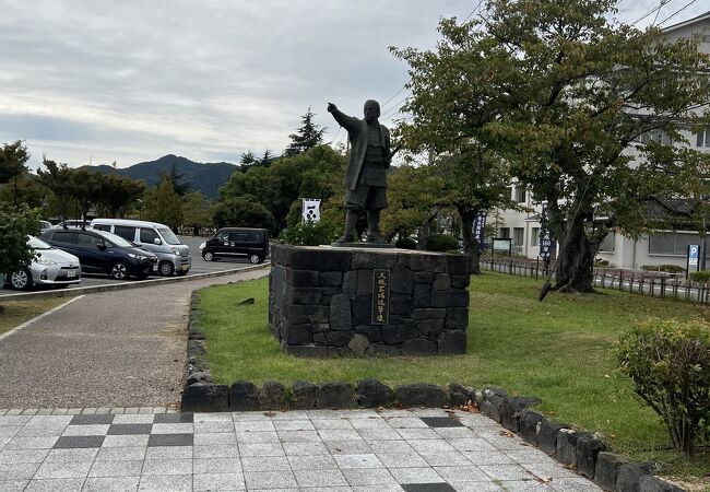 久坂玄瑞進撃像 (萩市中央公園内)