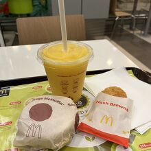 朝マックにパイナップルココナッツスムージをセットに。