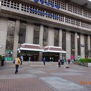 台湾鉄道や台湾新幹線を利用するために、この駅を利用しました。