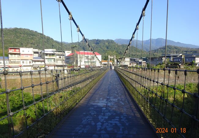 朝八時前に十分駅に到着。この吊り橋に来てみました。