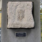 湖畔に広島の石