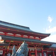 1月中旬の平日午後、「五社神社 諏訪神社」境内には参拝者が目立ちました。