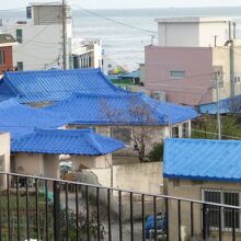 車窓には青く塗られた家々が続きます