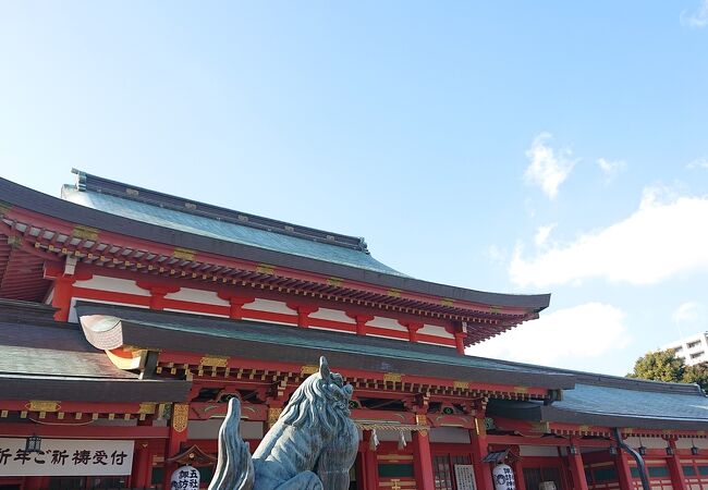 1月中旬の平日午後、「五社神社 諏訪神社」境内には参拝者が目立ちました。