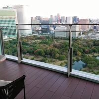 バルコニーからの浜離宮やスカイツリー