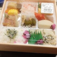 夕食はなだ万のお弁当を部屋で頂きました