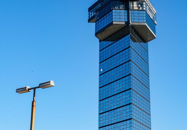 大洗港から太平洋を一望するガラス張り三角形タワー