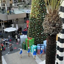 中央の広場で行われているクリスマスイベント