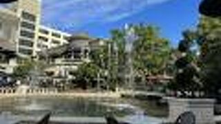 ロサンゼルスの古い街並みが再現されたショッピングモール