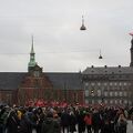 デンマークの新国王を祝福する人が大勢いました。