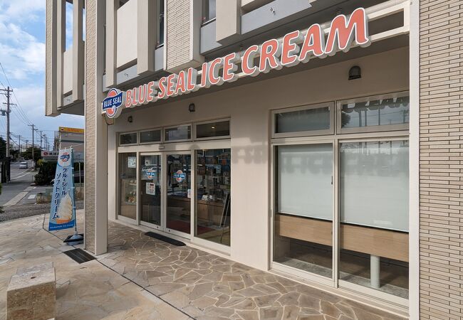 A popular soft cream shop in Okinawa with a simple interior and relaxed atmosphere