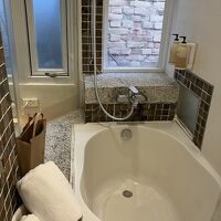 狭いですがバスダブあります。