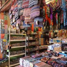 クチン周辺の手工芸品、土産物を扱うお店が多数並んでいます