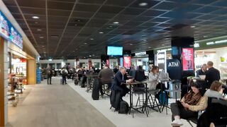 公共スペースの椅子や電源が増えて、快適さがやや改善した