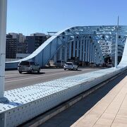 "江戸時代には悲惨な事故があった橋です。現在の橋はドイツのルーデンドルフ橋をまねて造りました。