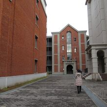 新し目の学舎も赤レンガ風