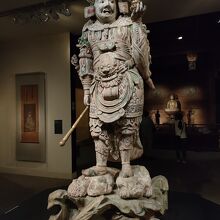 以前、奈良博に来日していた毘沙門天が日本室にいました。