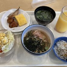 宿名物の鯛茶漬けの朝食