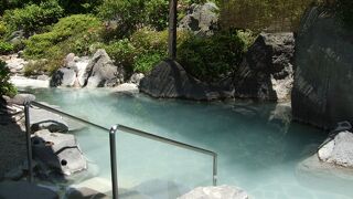 温泉は典型的な硫黄泉