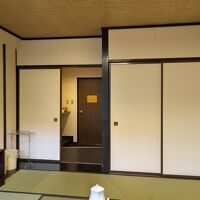 左の襖の向こうに冷蔵庫、右側にはバス＆トイレがあります。